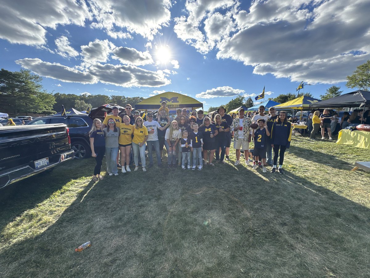 hubbardbradford's tweet image. Our happy place and where we have made so many memories with and for the #HubbardSisters. These days never, never disappoint. Thank you, @UMichFootball and @UMichAthletics! #GoBlue #makeitmatter #dadisthebesttitle