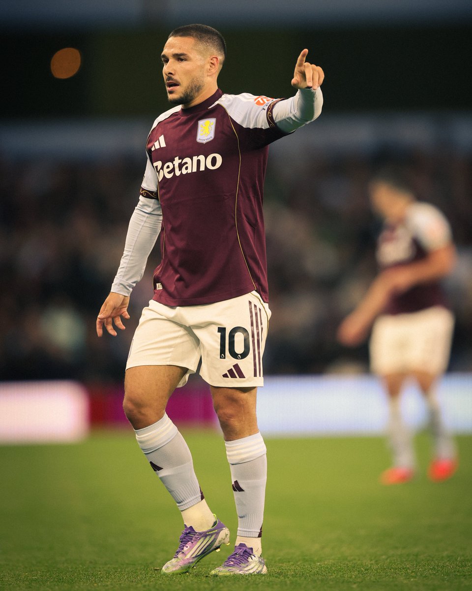 Hunting down that equaliser 😤

🟣 0-1 🟡 || 55' #AVLCRY