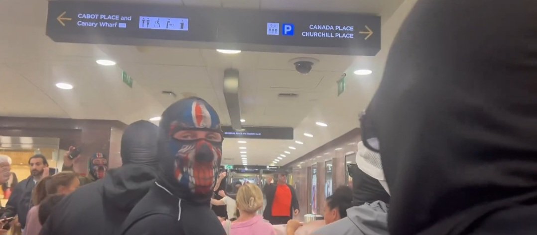 Christian parents on their way to Sunday worship at  church.   Oh wait

#canarywharf