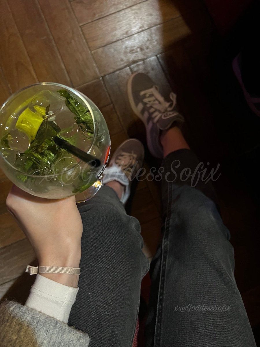 Drink w mojej ręce smakuje jeszcze lepiej, gdy wiem, że to twoje pieniądze go opłaciły. Moje przyjemności twój obowiązek.🍸🖤

The drink in my hand tastes even better knowing your money paid for it. My pleasures your duty.🍸🖤

Findom Femdom