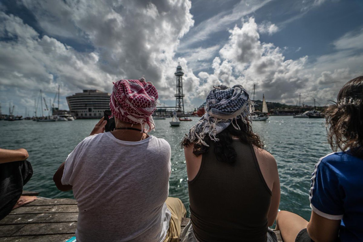 El mundo despierta obscenamente tarde, pero despierta. Guiados por la población y las organizaciones civiles. Con los gobiernos callados en su miserable silencio.

Hoy en Barcelona asistimos a la salida de la #globalsumudflotilla 

📸 <a href="/AMakedaMk/">A.Makeda.MK</a>
