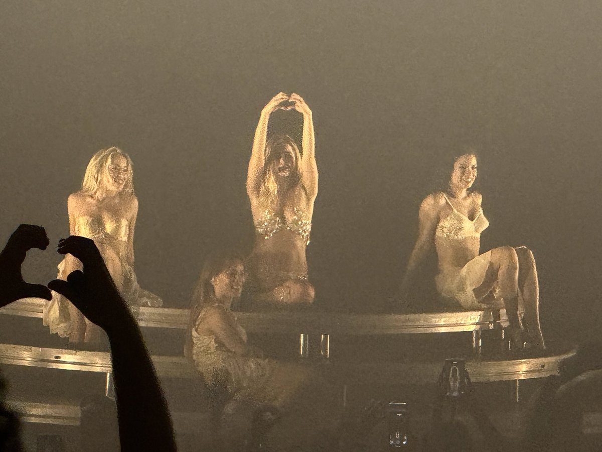 TheRicksterUK's tweet image. Addison Rae last night at #BrixtonAcademy #London @O2AcademyBrix 🔥🔥🔥 such a fun show!! 😍🕺🏼✨#AddisonRae #Addison ✨