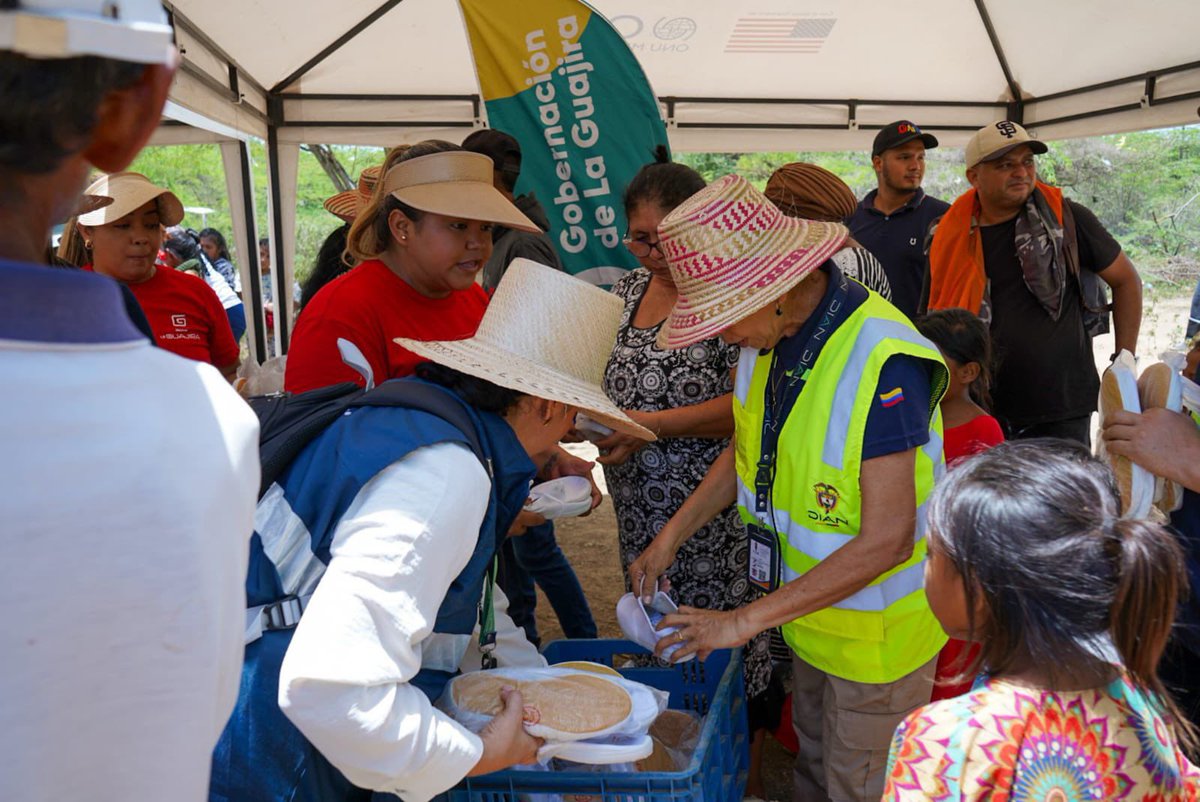 Físico Impuro (@fisicoimpuro) on Twitter photo La <a href="/DIANColombia/">DIANColombia</a> entregó en La Guajira 208 flexitanques de 24 mil litros, alimentos, zapatos y bienes básicos a 170 familias wayúu en comunidades como El Guajirito, Mapuain y Sawachimana No. 2. Una ayuda que supera los $480 millones. #DIANEsElPueblo La <a href="/DIANColombia/">DIANColombia</a> entregó en La Guajira 208 flexitanques de 24 mil litros, alimentos, zapatos y bienes básicos a 170 familias wayúu en comunidades como El Guajirito, Mapuain y Sawachimana No. 2. Una ayuda que supera los $480 millones. #DIANEsElPueblo