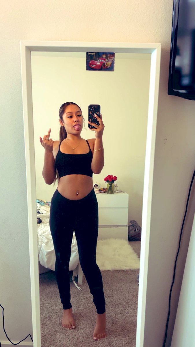 SpoileddSerenaa's tweet image. sooo many triggers in one photo… I want all my simps to prove their devotion to me by funding a shopping day for back to school… might even post a back to school haul😋U can’t resist me in my black leggings and sports bra🖕🏽💋