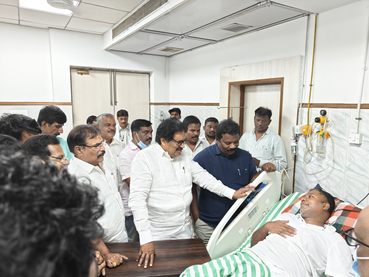 s_kanth's tweet photo. மருத்துவமனையிலேயே மூன்றாவது நாளாக உண்ணாவிரத போராட்டத்தை தொடர்ந்து வந்த நிலையில் மருத்துவர்கள் அறிவுரைப்படி சென்னை ராஜீவ் காந்தி அரசு பொது மருத்துவமனையில் சிகிச்சை பெற்று வருகிறேன். எனது உண்ணா விரத போராட்டம் ராஜீவ் காந்தி அரசு மருத்துவமனையில் தொடர்கிறது. 

தமிழ்நாடு காங்கிரஸ் கமிட்டி முன்னாள் மாநில தலைவர் சு. திருநாவுக்கரசர்  அவர்கள் நேரில் வந்து ஆதரவு தெரிவித்து உடல்நலம் குறித்து விசாரித்தார்.