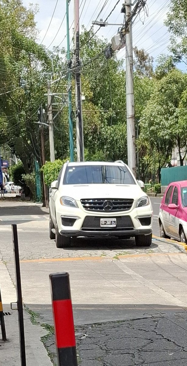 Manumex's tweet photo. ¿A quiénes estarán maicesndo en la @AlcaldiaBenito para que esta gasolinera de Plutarco y Albert siempre haya coches obstruyendo el paso peatonal? ¿Ya se habrá enterado @SSC_CDMX y el @GobCDMX? @La_Portales https://t.co/cmDtd3uiaa