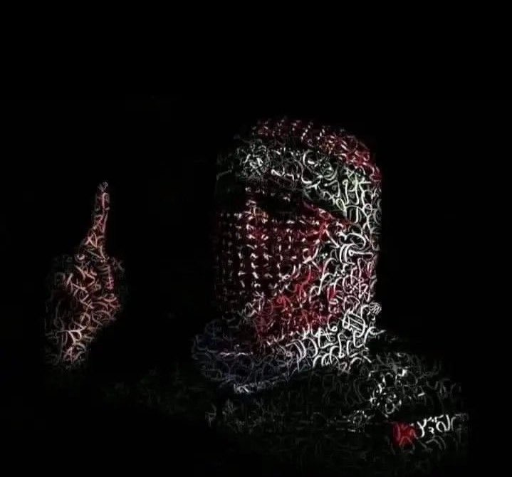 صورة الملثم صارت رمز تحرري عالمي من جاكرتا إلى تشيلي، صورة تتجاوز الجغرافيا والسياسة، تمامًا مثل صورة تشي غيفارا. اللثام يذكّر بأن المقاومة لا ترتبط بملامح أو اسم، بل بفعل جماعي ولّد رمزية مشترك حتى صار كل ملثم في العالم هو صدى للرمز الأول: فعل الغياب الذي يحضر ليقول نحن، لا أنا