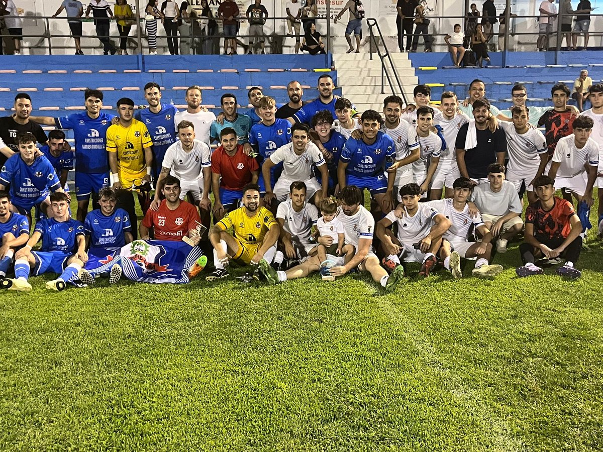 🏆TROFEO MANUEL CHAVERO

📝 Ayer tuvo lugar la VIII edición del trofeo Manuel Chavero. El partido transcurrió con pocas ocasiones para ambos lados finalizando los 90 minutos con empate a 1-1 en el marcador.Tras ellos nos fuimos a los penaltis en los que salimos vencedores por 2-1