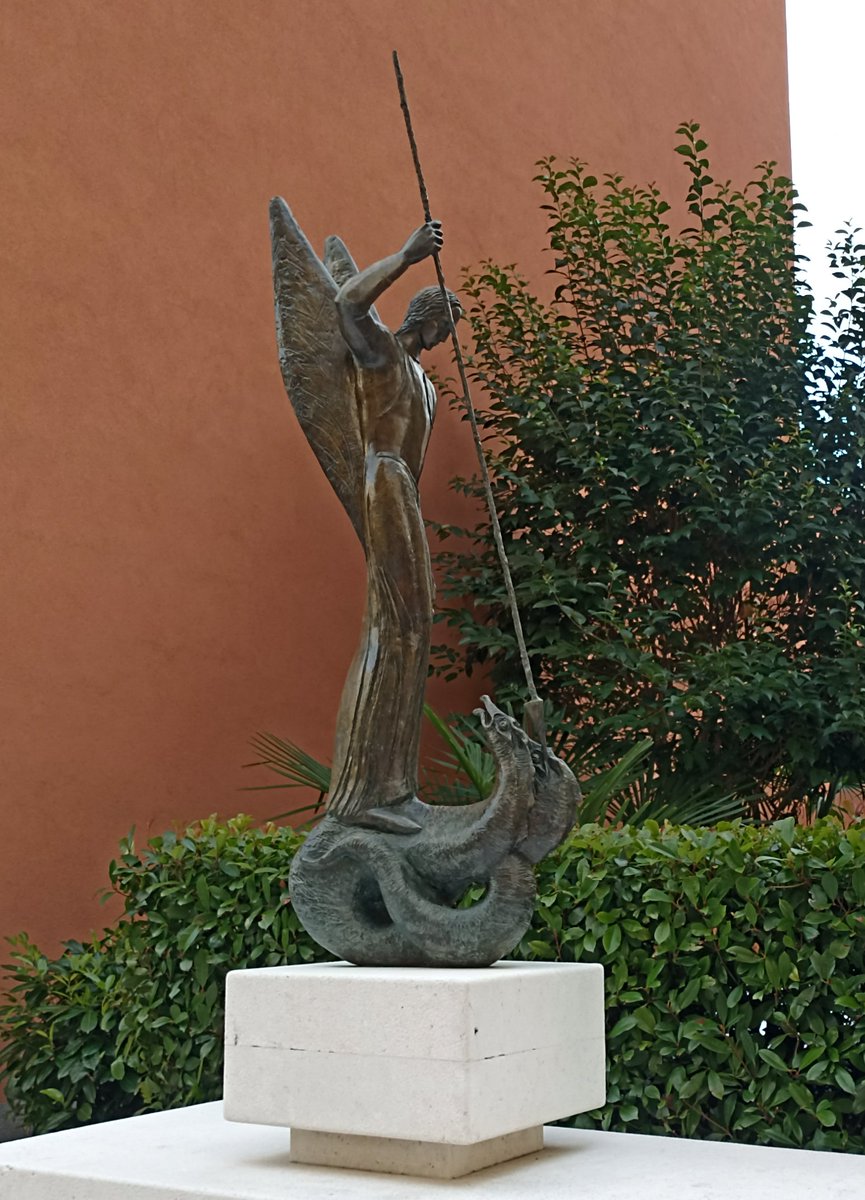 Bonne nuit à tous et à toutes sous la protection de saint Michel ⚔️🐉🙏
(très belle statue à Rijeka en Croatie)