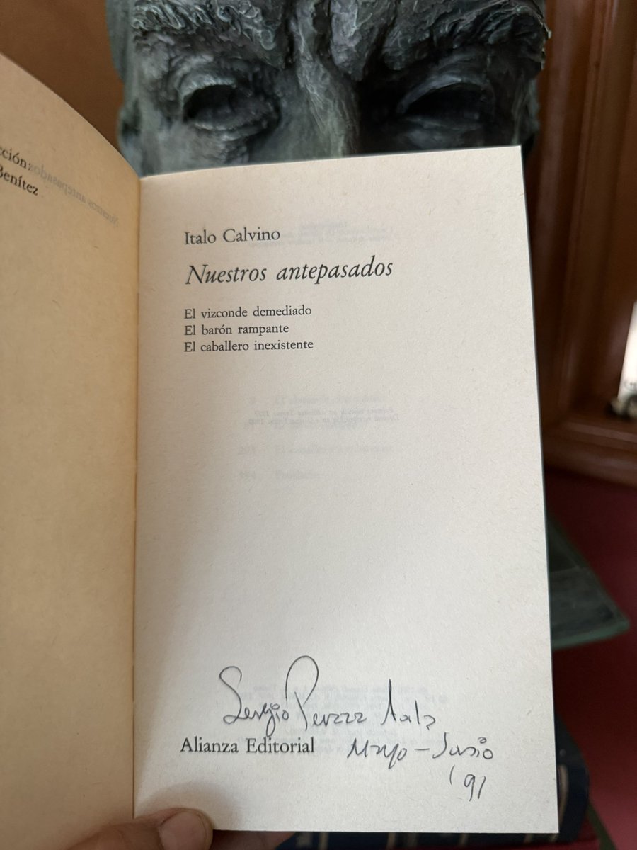 Durante más de una década lo busqué por #librerías de viejo, sin éxito. Contacté libreros conocidos por esta edición de AlianzaTres,  -que es mi favorita- Y nada. Pero volvió a mí. Me lo regresó una persona que no recordaba cuando se lo presté. Me ha hecho feliz! #ItaloCalvino