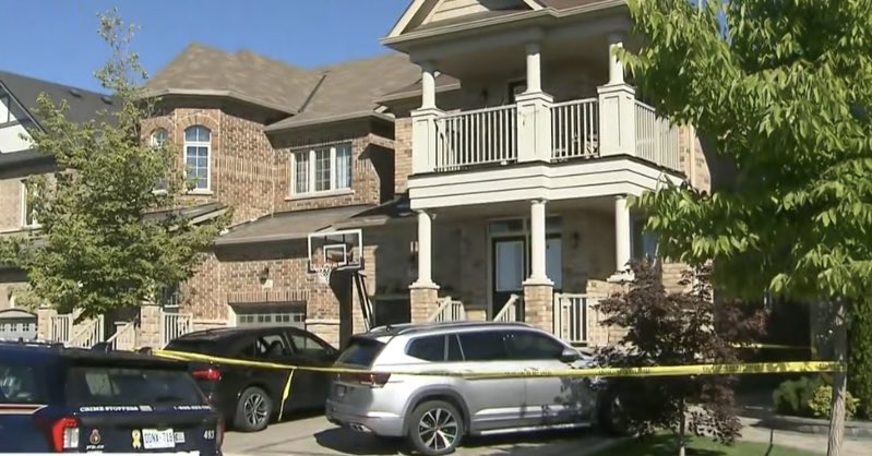 401_da_sarpanch's tweet image. #BREAKING: YRP Homicide Investigation Underway After Person Found Dead In📍Vaughan Home. Multiple Suspects Fled The Area — A Family Member Said Allegedly: A Group Of Armed Burglars Broke Into The Home And Killed The Man In Front Of His Wife And Kids. 🕊️🌺