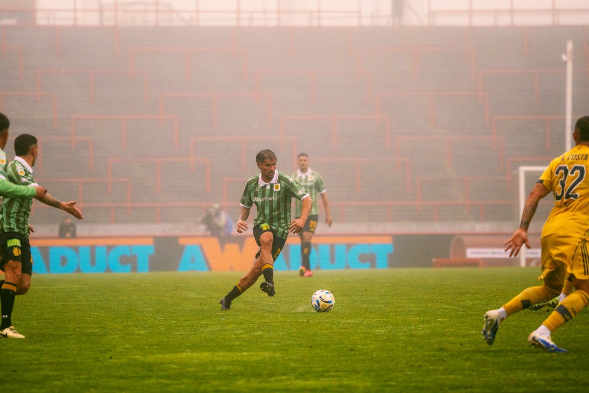 Y qué mierda paso con el short y medias blancas de este conjunto, la concha de su madre todo mal.