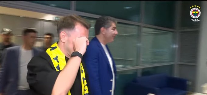 yescontextfb's tweet image. KEREM, FENERBAHÇE TARAFTARINI GÖRÜNCE AĞLADI 

FENERBAHÇE'NİN EVLADI KEREM!