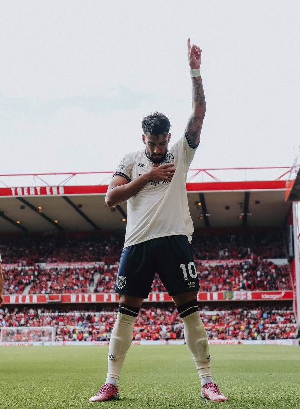 Den (@den4callowland) on Twitter photo What a celebration, sticking two fingers up to David Sullivan and <a href="/FabrizioRomano/">Fabrizio Romano</a> 😂
I acknowledge you, my tribal chief <a href="/LucasPaqueta97/">Lucas Paquetá</a> What a celebration, sticking two fingers up to David Sullivan and <a href="/FabrizioRomano/">Fabrizio Romano</a> 😂
I acknowledge you, my tribal chief <a href="/LucasPaqueta97/">Lucas Paquetá</a>