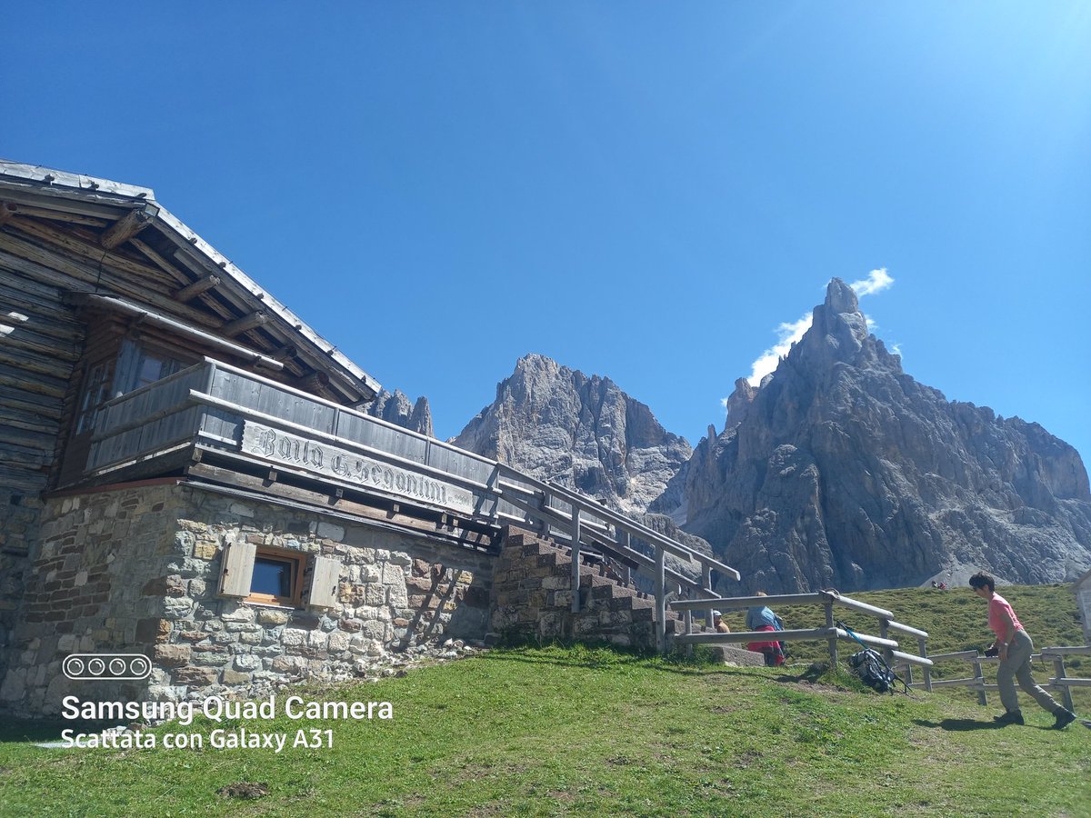 Camminata a Baita Segantini....ancora grande folla sui sentieri. Giornata super bella. #iocamminoqui #visitTrentino 🇮🇹