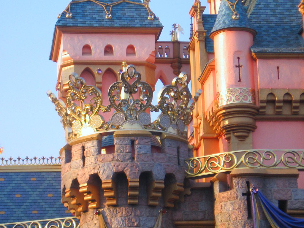 PixieDustVibes's tweet image. Pete the Dragon??? 🤔 
Fun to imagine our own birthday cake overlay but I’m glad the got the classy castle turret toppers!