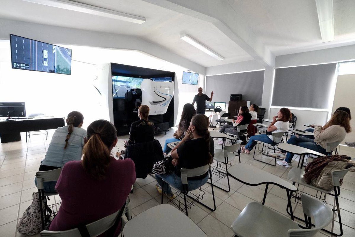 Ramiro_Escoto's tweet photo. Quieres formar parte de las #Conductoras de #MiMacro y otras Líneas más?... está abiertala convocatoria para la 5ta.Generación en la @TransporteJal . informes al 3338 19 2407 https://t.co/lAYfcqyIiu