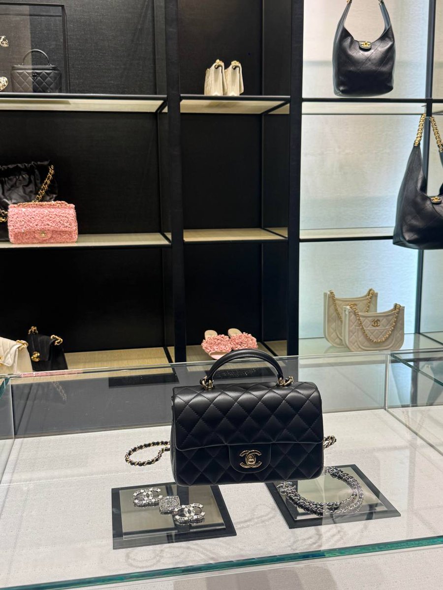 PandeHandiyana's tweet image. That pink bag in the background is calling my name next time. 🌸 

#ChanelAddict