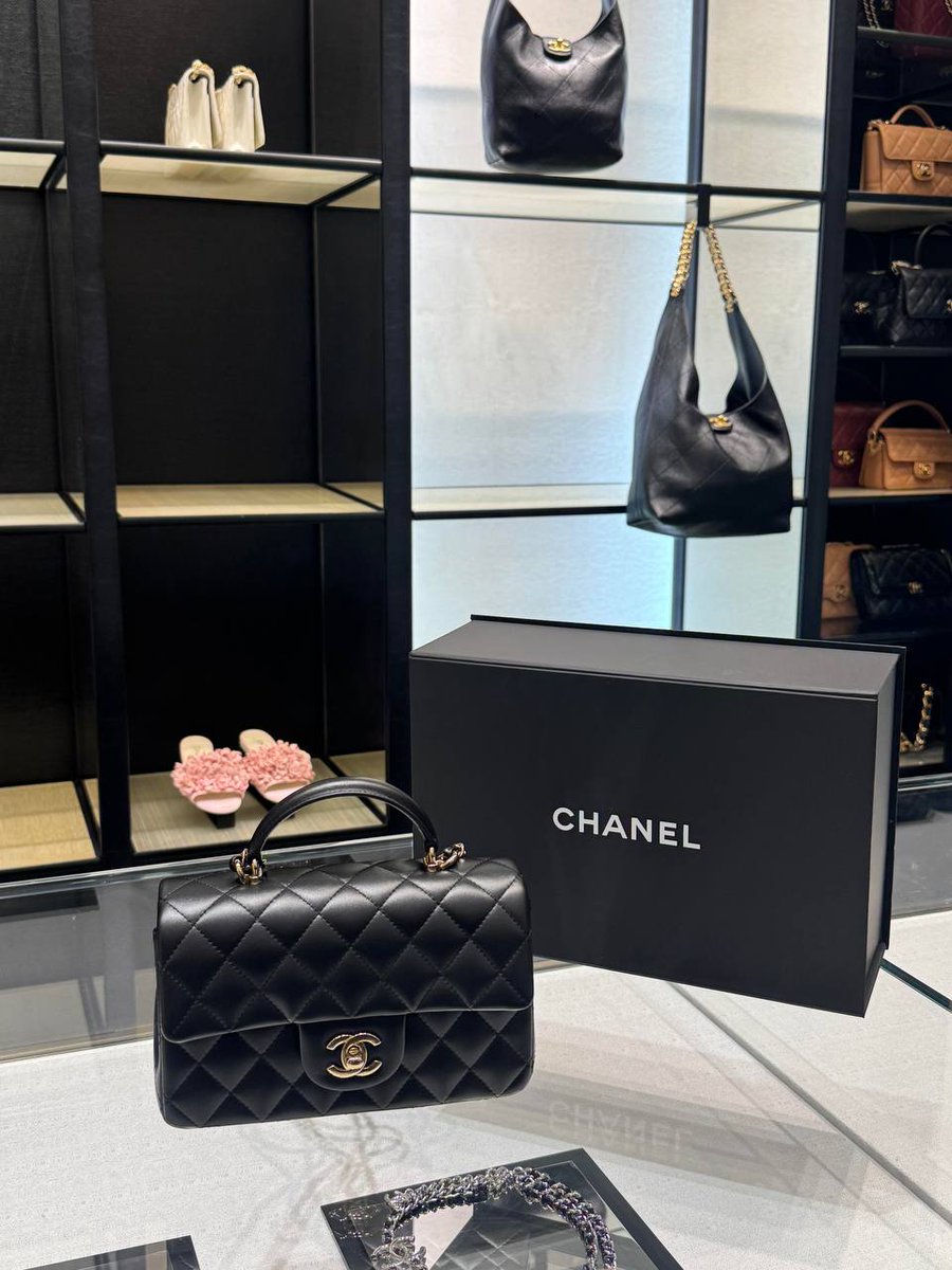 PandeHandiyana's tweet image. That pink bag in the background is calling my name next time. 🌸 

#ChanelAddict