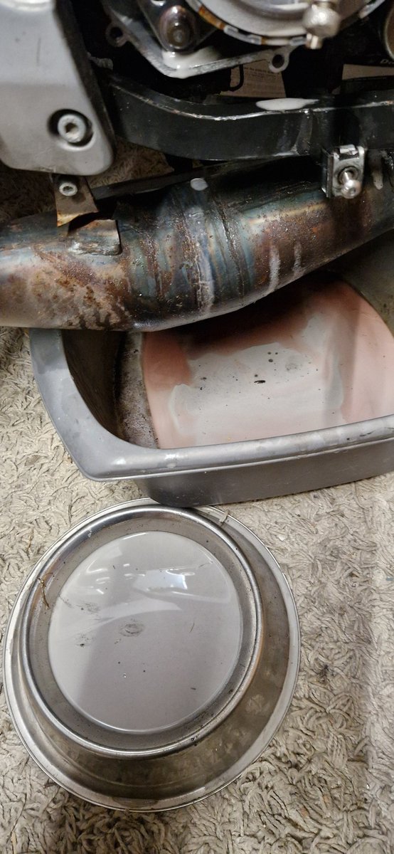 Daughters mates bike was throwing shitty oil out the overflow, so I said I'd take a look.
Fucking colour of that!!!!!
It's the same grey as the frame! 😂😂😂