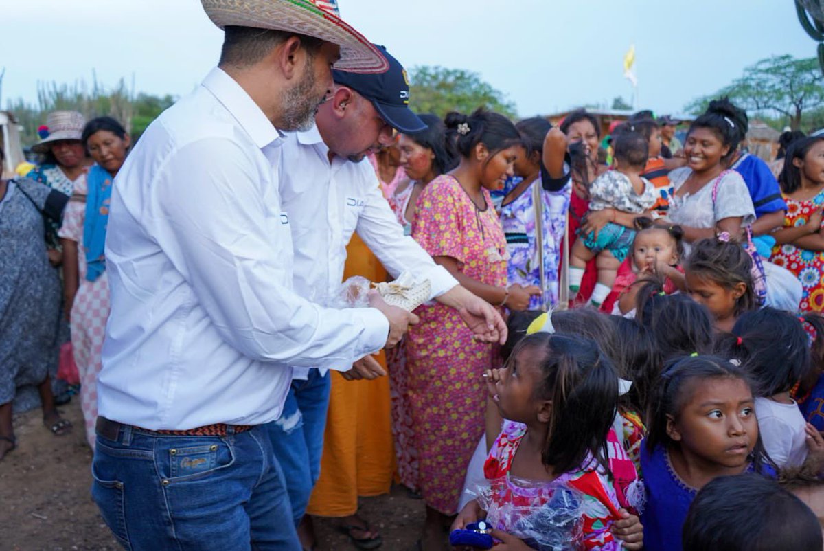Elizabeth Ortíz (@elizbethcristi7) on Twitter photo Gracias director de la <a href="/DIANColombia/">DIANColombia</a> 🙏.
Por pensar en los que siempre fueron olvidados y hoy reciben agua, comida y zapatos en La Guajira. #DIANEsElPueblo
💧 208 flexitanques con 24 mil litros cada uno.
👞 Zapatos para los niños.
🍚 Alimentos para más de 170 familias Wayuu. Gracias director de la <a href="/DIANColombia/">DIANColombia</a> 🙏.
Por pensar en los que siempre fueron olvidados y hoy reciben agua, comida y zapatos en La Guajira. #DIANEsElPueblo
💧 208 flexitanques con 24 mil litros cada uno.
👞 Zapatos para los niños.
🍚 Alimentos para más de 170 familias Wayuu.