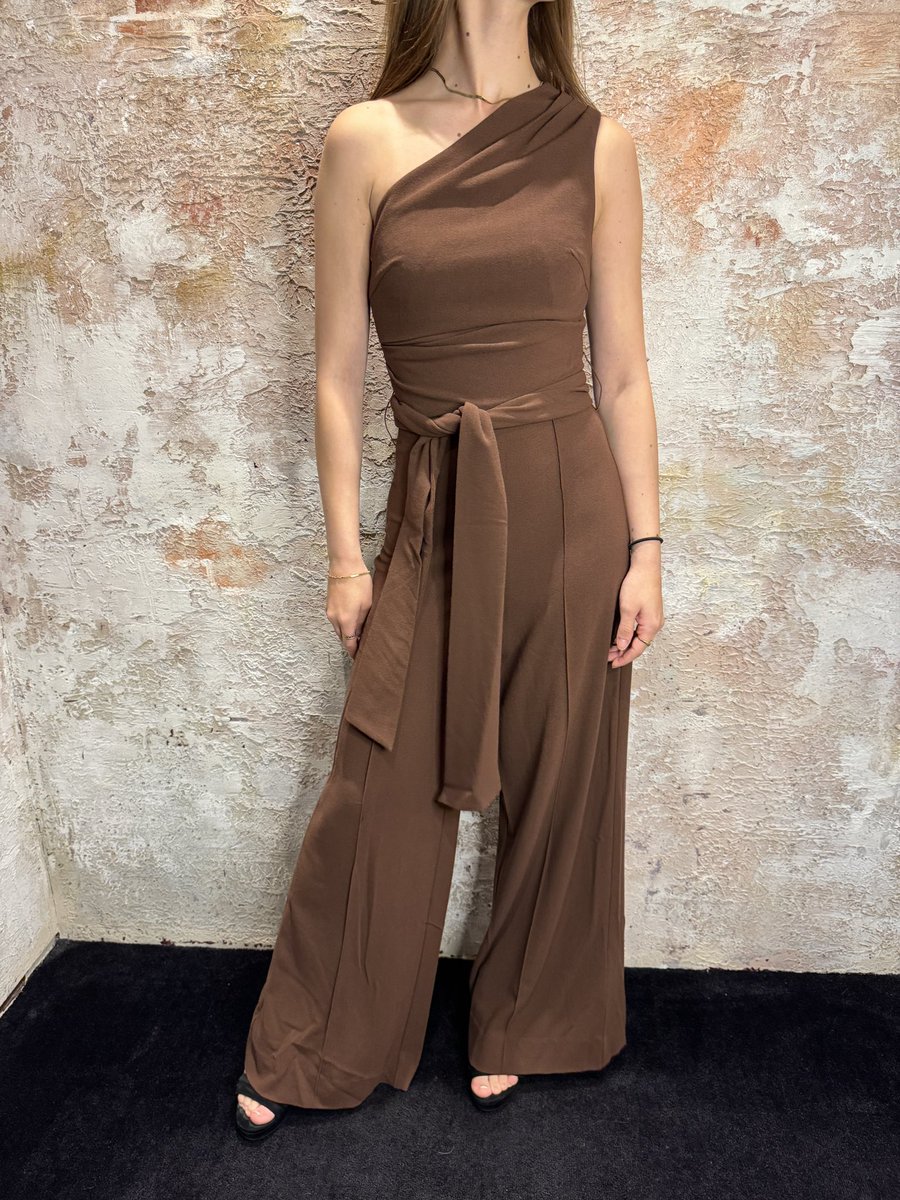 🤎 #Josh #JoshV #dutch #design #Eliska #jumpsuit €189.99 #fashion #looks #love #stylish #girls #outfit #have2have #Alkmaar #fashionstore #shop ➡️ have2havealkmaar.nl #RTLTonight