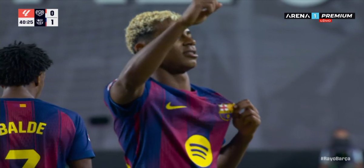 تحصل بنفسه على ركلة جزاء في مباراة صعبة ومعقدة ، فتقدم لتنفيذها دون خوف أو تردد وسجلها بتقنية فائقة الجمال والإتقان .. 

-نعم تلك هي صفات من سبقه من أساطير هذه اللعبة ..