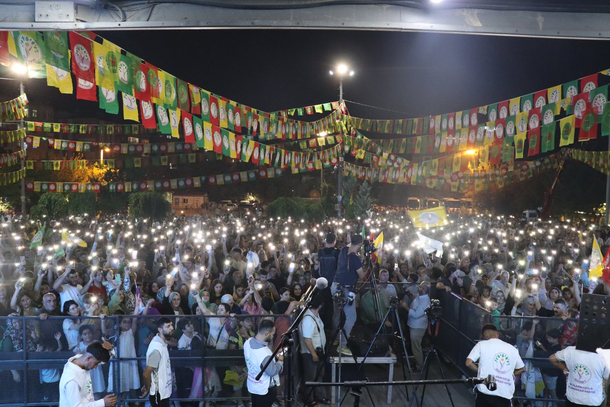 Halkların ve inançların kadim kenti Mardin’de farklı dillerde hep bir ağızdan #BarışaSesVer’dik.

Bugün Mardin’den yükselen ses, ortak geleceğin ve birlikte yaşamın sesidir. Mardin’in kadim halklarından aldığımız güç ve inançla birlikte yaşama ısrarımızı kararlılıkla