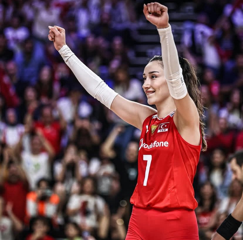 Sahada gösterdiğin mücadele, inanç ve asla pes etmeyen duruşunla Türk voleybolunun gururusun. Her eleştiriye cevabını oyunuyla veren, her zaman dimdik duran gerçek bir örneksin. İyi ki varsın, nice başarılarla dolu yaşlara! 🎉✨

İyiKiDoğdun HandeBaladın