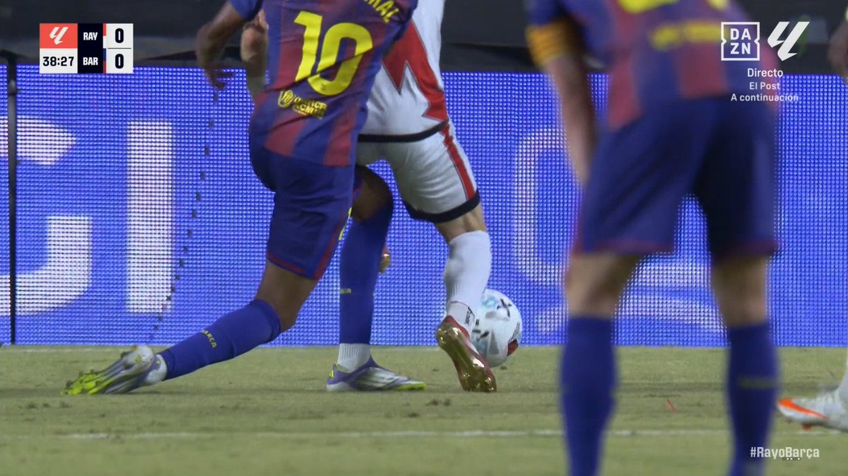 SoyRogerRMCF's tweet photo. Han pitado penalti por esta acción donde el defensa del Rayo Vallecano gana la posición limpiamente 💀

El Barça es la peor organización criminal que ha visto el mundo, tres jornadas de Liga, tres robos https://t.co/Usk7rwGTHQ