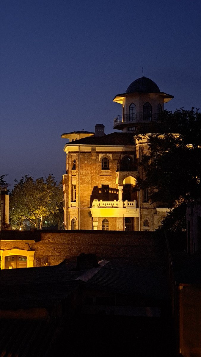 Yabancısı olduğum pencerelerden, akşamdan sabaha karşı bir aşinalık*