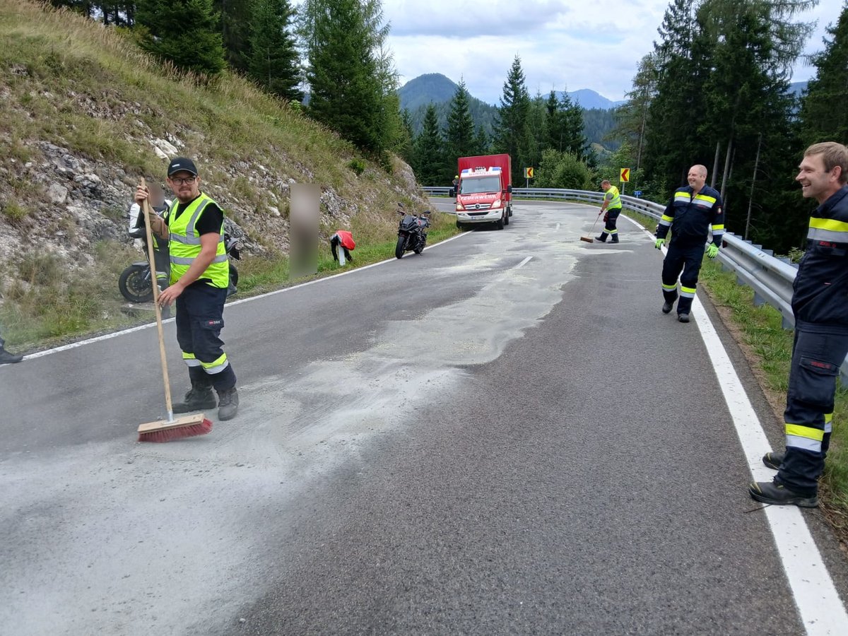 Motorradunfall auf der B71: Feuerwehr Mariazell bindet Ölspur | Freiwillige Feuerwehr Mariazell