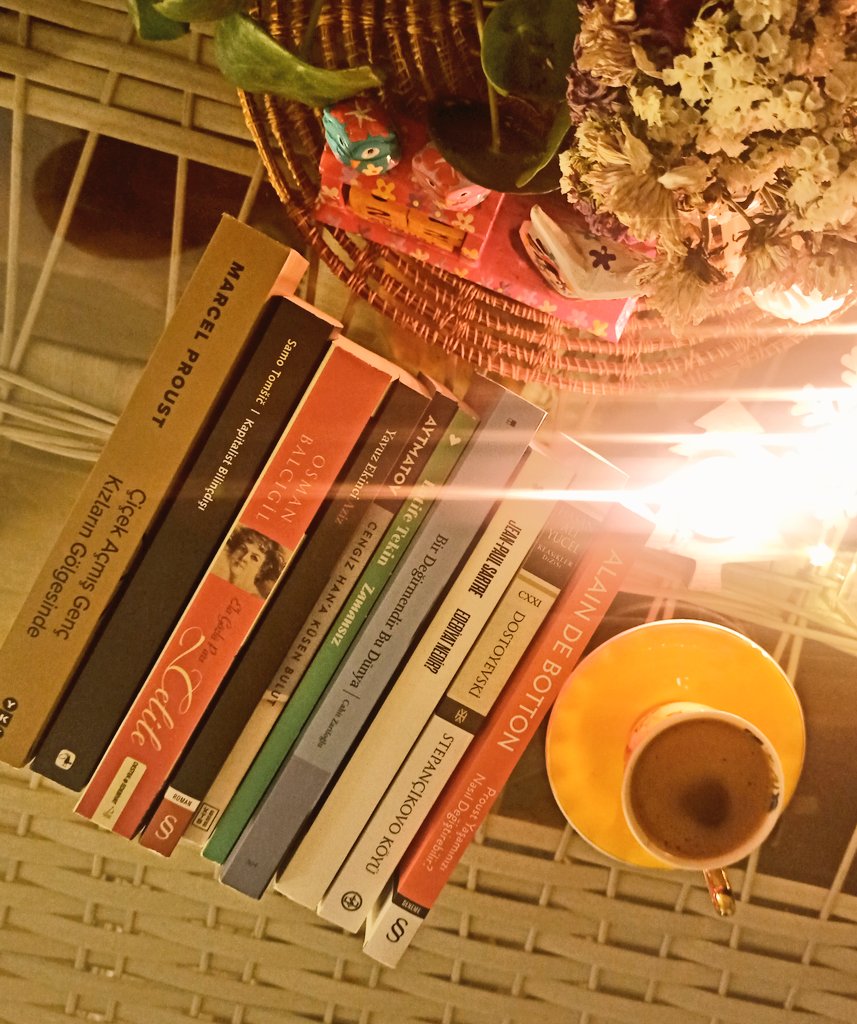 Eve döner dönmez bir kahve ile eylül listemi hazırlamanın huzuru..

📚🦉🌼
