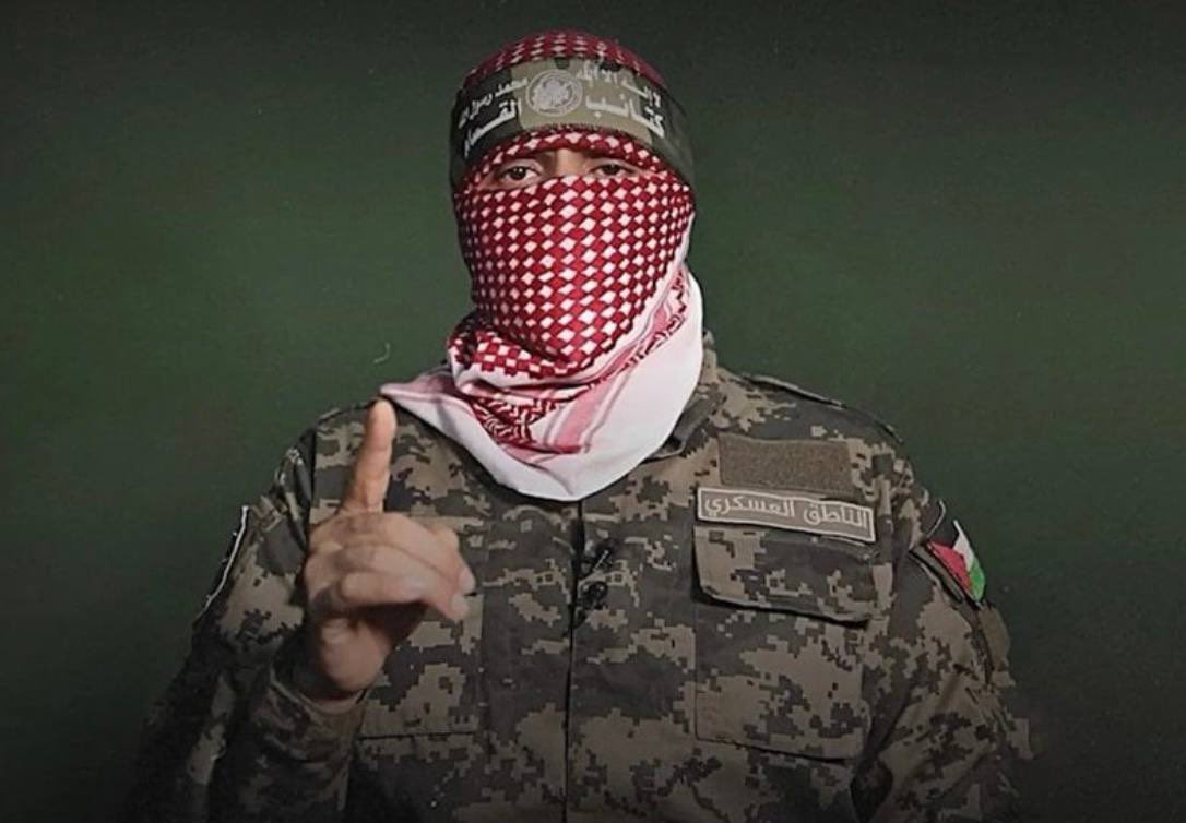 Peygamberimiz buyuruyor:

"Allah birini sevdiği zaman Cebraile:
-Ben filanı seviyorum sen de onu sev, der. Cebrail onu sever.

Sonra gök halkına: Allah filanı seviyor, siz de onu sevin, denir. Gök halkı da onu sever.

Sonra dünyadakilerin kalbine o kişiye karşı bir sevgi uyanır."