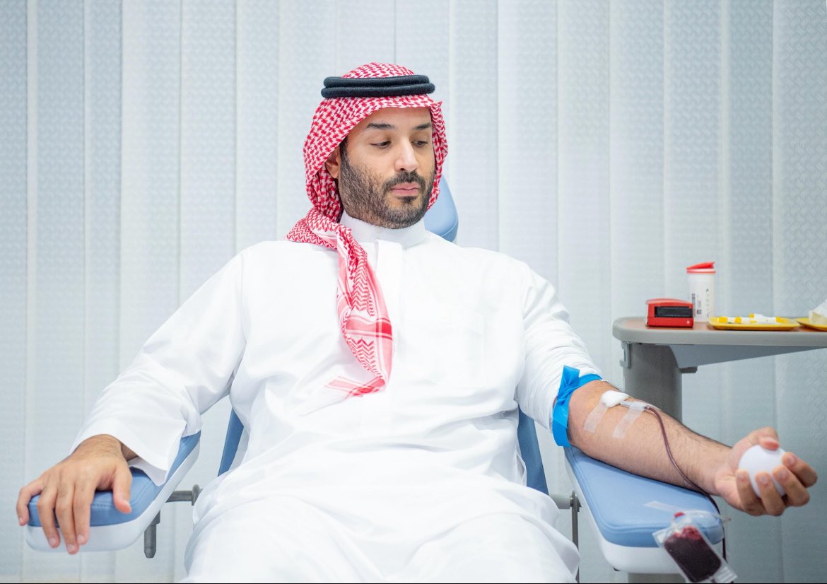#حملة_ولي_العهد_للتبرع_بالدم

ولي عهد البلد  … ترثت ملوك ازعماء 
وانا اشهد ان  الله  اللي ميزك والهمك 

كم حاكمً صار من شعبه يمص الدماء 
وانته تبرعت وعطيت الشعب من دمك 

             محمد بن سراج