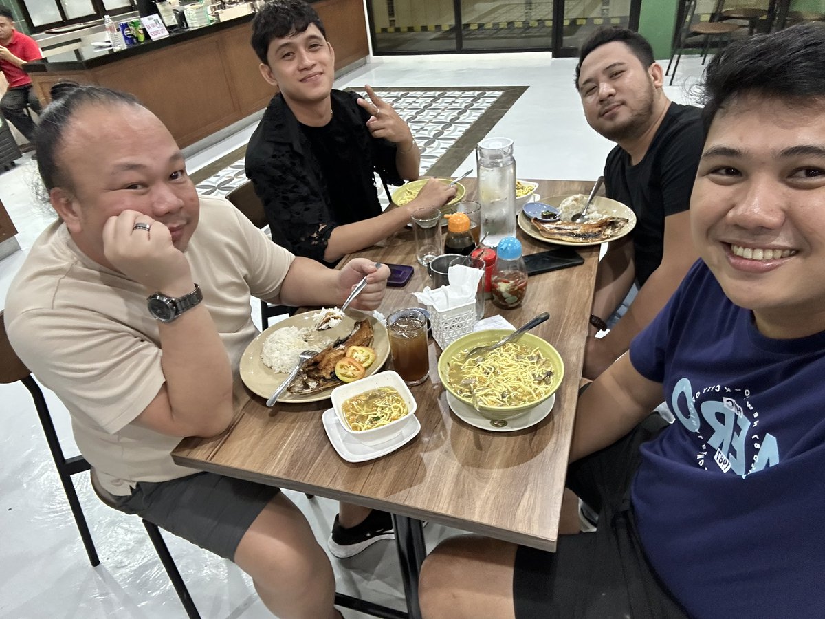 tomaytomay1's tweet photo. Ang mga lasing “kuno”😂😂😂
@Jaylicious1598 @Juanchong19 https://t.co/zGuIgdLyHb
