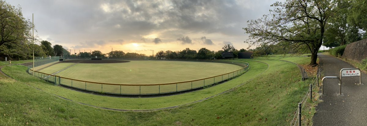 OpenSim_PT's tweet image. 朝散歩に出て来ました。
なんか蒸しています…
野球場からみた太陽☀️