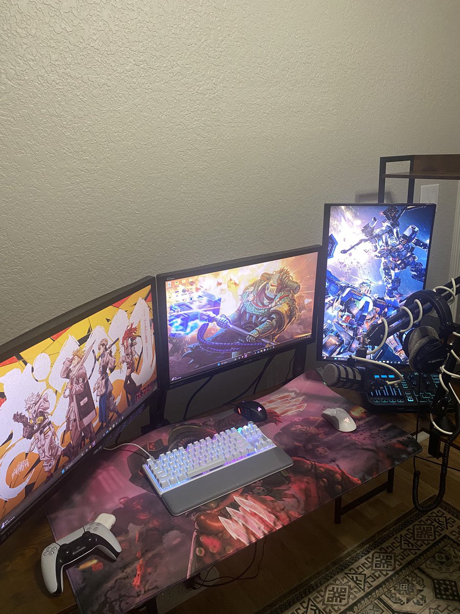 Finally finished moving and got everything set up now let me show you what I had to deal with for making banger content I was in a small ass room with just a tv and a fucking rolling cart for my mouse and keyboard now I’m back to my full setup left is old right is new