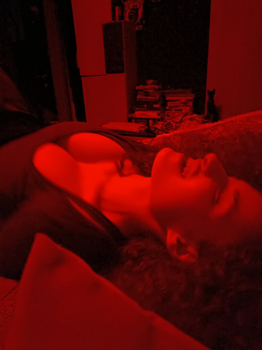 Вот ее люблю пиздец, напились вина и теперь лежим под музыку и ловим вайб

Бля какая у нее грудь ахуенная