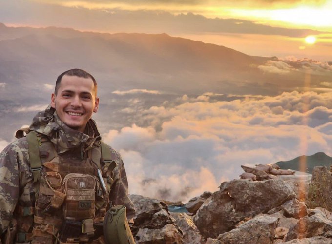 Kimse bilmez Alperen'im, gecelerce,  kilometrelerce yürüdüğünü, bere/kompozit başlık takmasan bile saçlarından terlerin aktığını, içmeye suyu zor bulduğunu, yıkayamadığın saçlarının yağlandığını, bir de bunlarla uğraşmayayım diyip o güzel saçlarını üç numara kestiğini...
Kimse