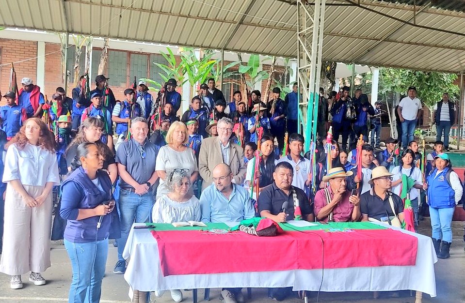 Hoy se acaba mi cargo de Embajador de la Unión Europea. Gracias por haberme compartido y enseñado tanto de su país, del Guaviare al Chocó, del Nariño a la Ciénaga Grande, de los páramos a los manglares. Ha sido un honor inmenso. Llevo cada uno de sus abrazos en mi corazón.
💛💙❤️