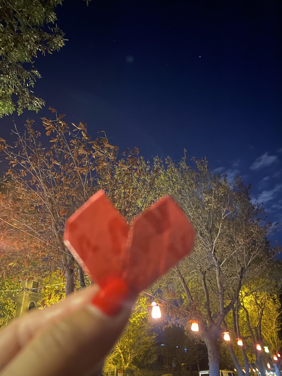 İnsan yeter ki sevdiğini belli etmek istesin, sakız kâğıdından kalp yapar.🥰
#İkiGözümünBebeği