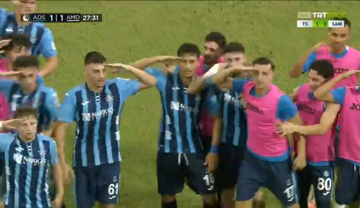 Adana Demirspor'lu futbolcular Amedspor karşısında beraberlik golü attıktan sonra asker selamı verdi. 

Amedspor sahadan 8-1 galip ayrıldı