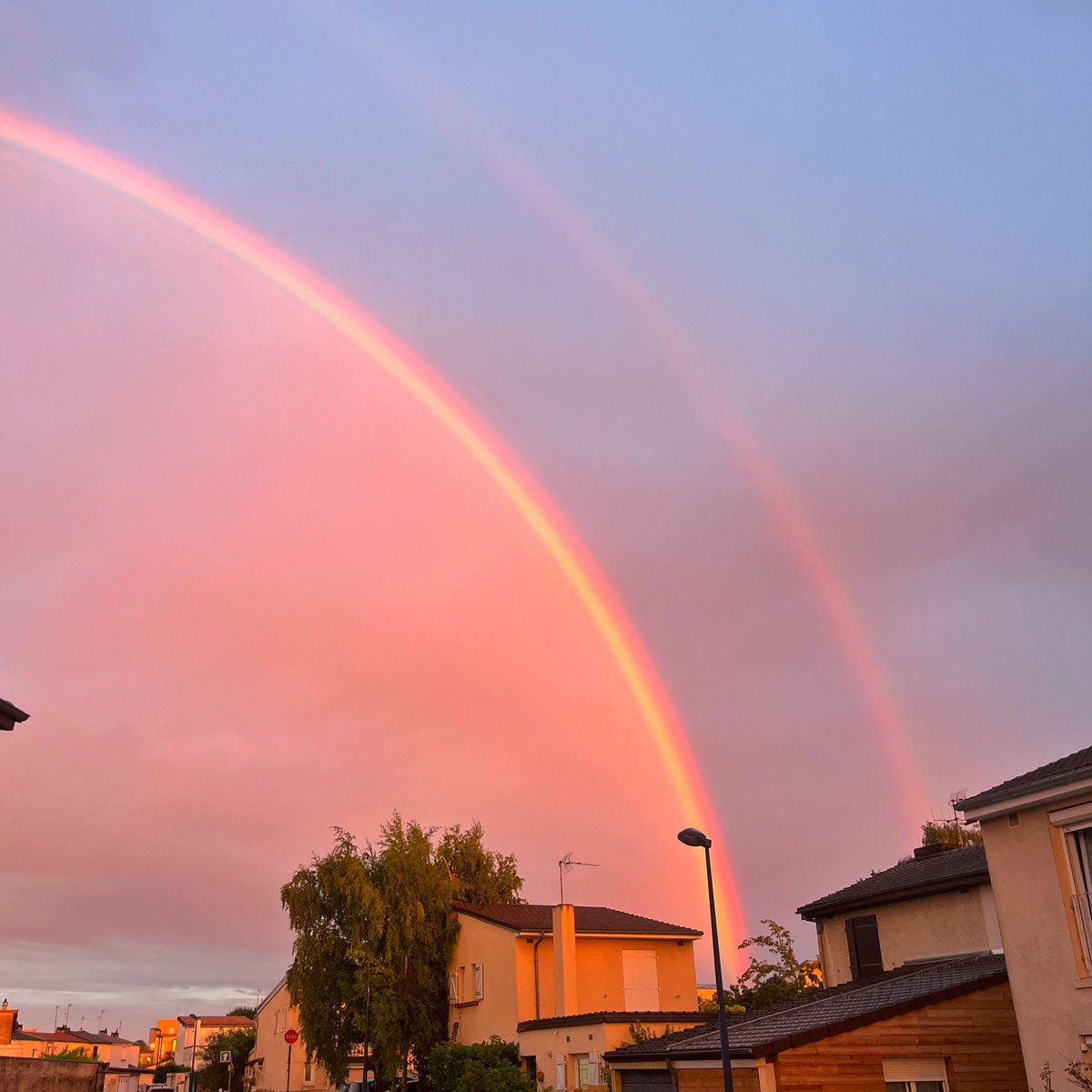 Incroyable spectacle avec cet à arc en ciel à #reims ce soir 🌈