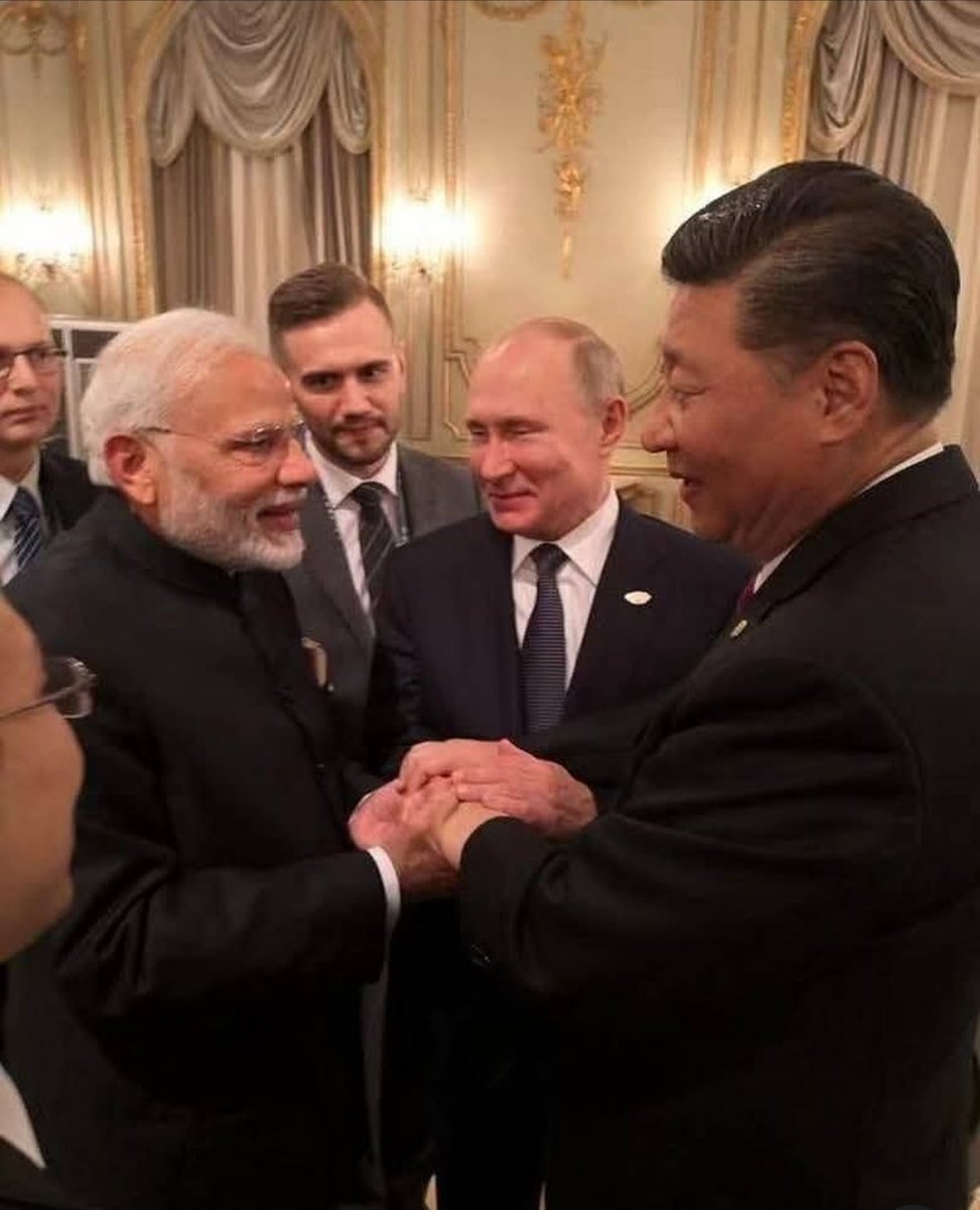 La cuestión central de la cumbre de la OCS en Tianjin es la consolidación de la asociación estratégica de estos tres gigantes que desde hace dos décadas están cambiando el mapa de poder mundial.
China, India y Rusia son el triángulo clave del mundo emergente con centro en Eurasia