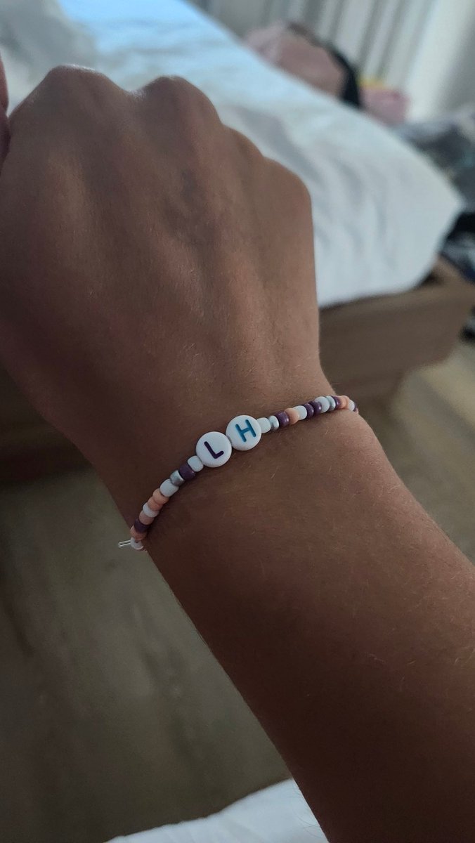 Holaa, llegando tardísimo porque todavía tengo jet lag 🫠 
Soy Vero de Argentina 🇦🇷 tengo 25 años y soy profe de inglés. Sigo a los chicos desde el 2011, los fui a ver en 2014, 2023 y 2025, esta última vez en LOS ÁNGELES. mi fav obvio el precioso de Logan 💕 
#IntrgracionRusher