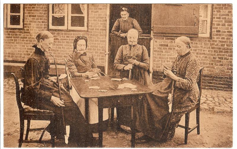 Es gab in der schleswig-holsteinischen Wilstermarsch eine lokale Tradition, die man als „Tabak saufen“ bezeichnete. Männer und Frauen rauchten lange Pfeifen mit Deckeln aus Porzellan, wie diese Gruppe von Damen, die 1907 in Kudensee Karten spielten.