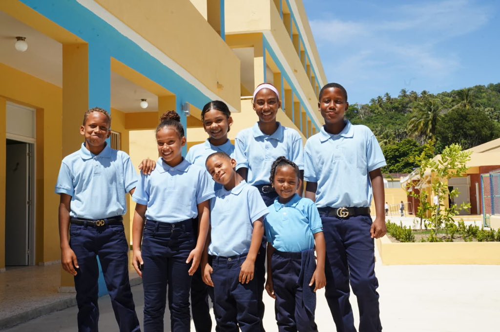 Al hablar en nombre de sus compañeros, Ashley Marie Samboy expresó que la entrega de este plantel escolar representa el fin de diversas dificultades que tenían.

"Valoramos muchísimo que esta escuela hoy sea una realidad, y todo gracias a usted, señor presidente <a href="/luisabinader/">Luis Abinader</a>",