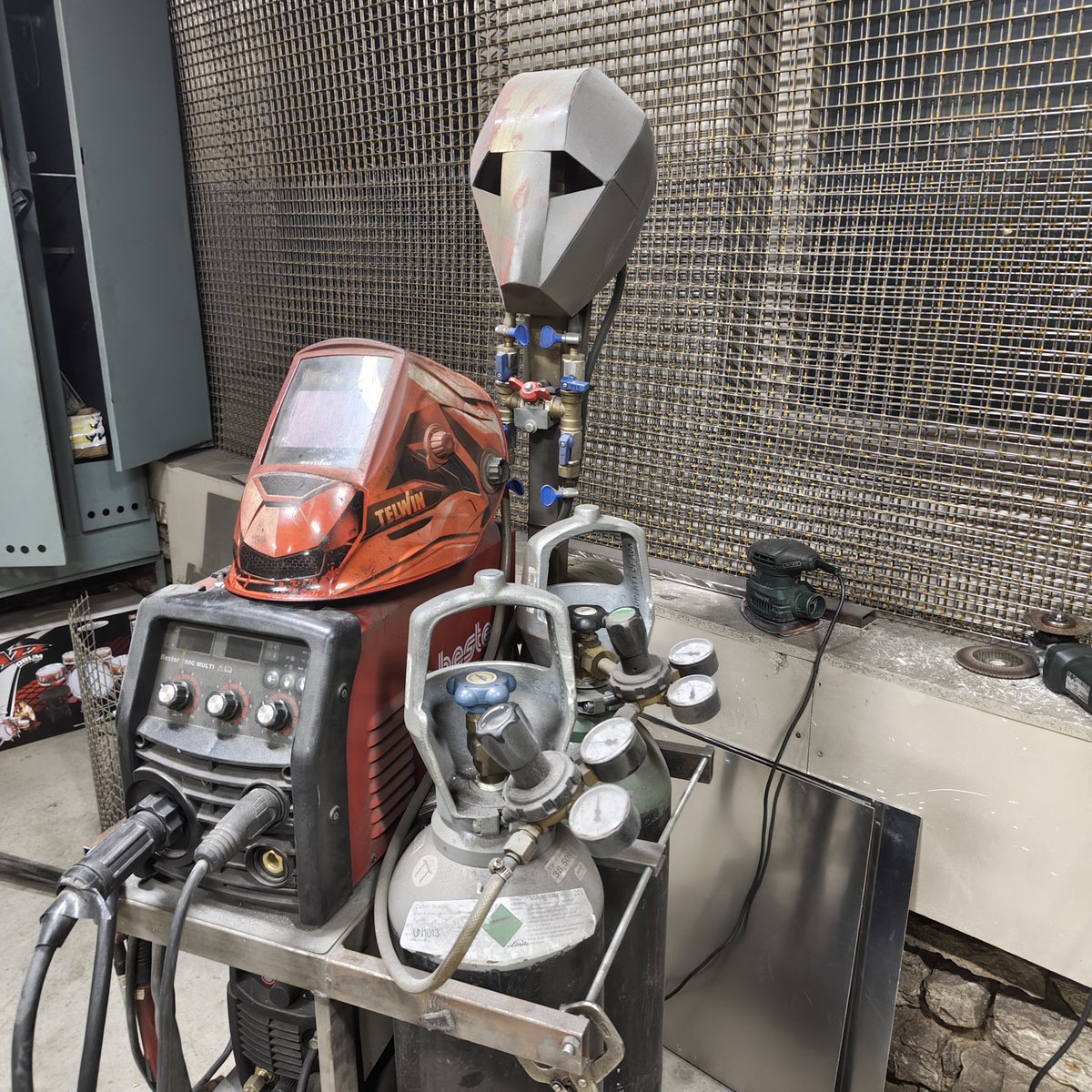 reinvelt's tweet image. The dude who works at Sundays
#fabricating #welding