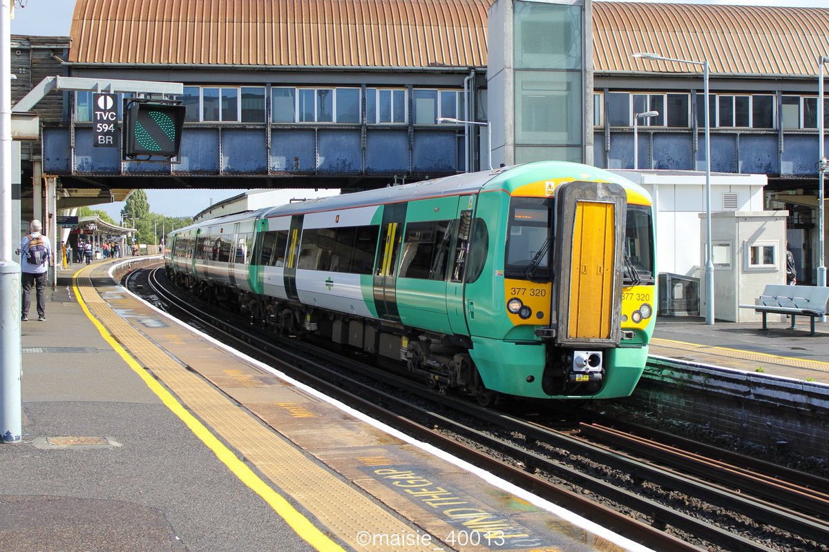 maisie_40013's tweet image. 377320 at Clapham Junction leading 1H22 to Littlehampton. 31/08/2025 #class377 #electrostar #southern
